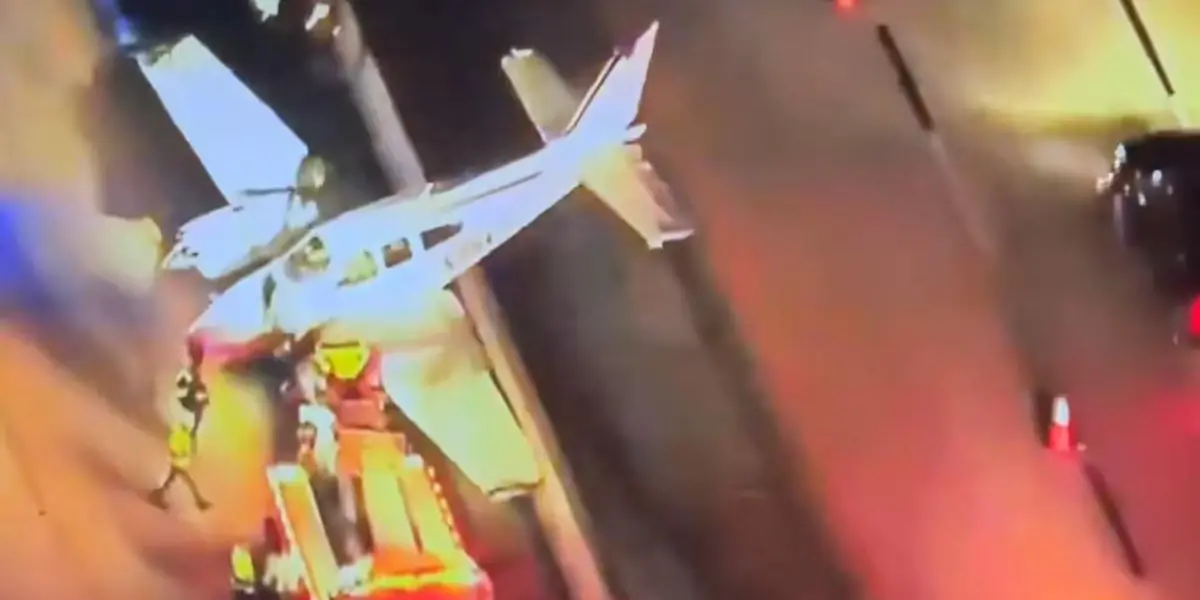 Avioneta se estrella contra vehículo durante aterrizaje de emergencia en Florida, EE. UU.