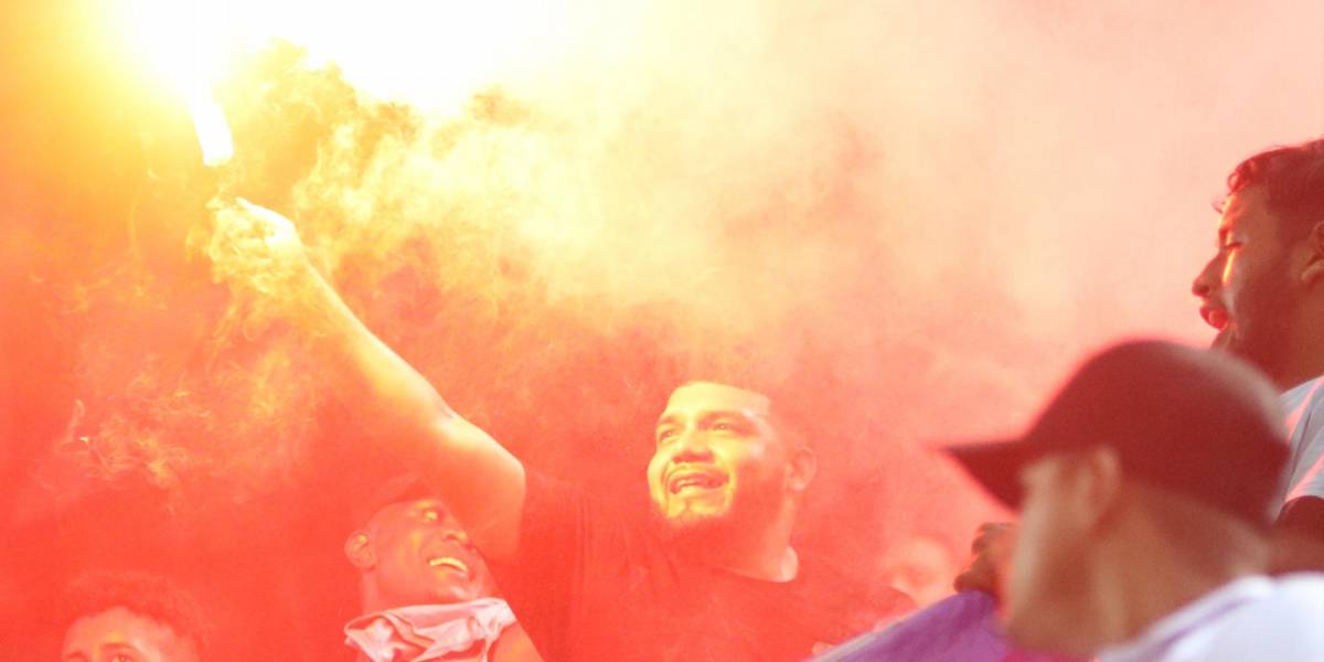 Liga Pro: Emelec veta a un hincha por encender una bengala
