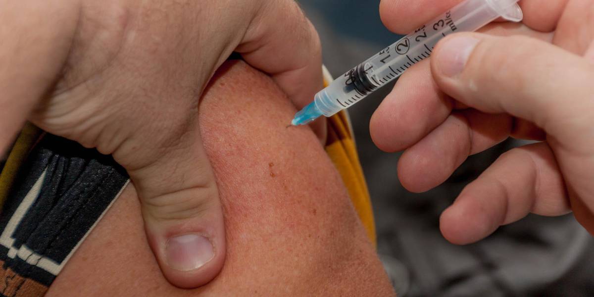 Hombre usa un brazo de silicona falso para intentar obtener un certificado de vacuna