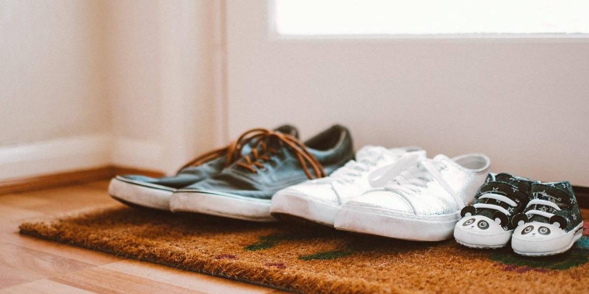 Sacarte los zapatos en casa puede traer beneficios para tu salud