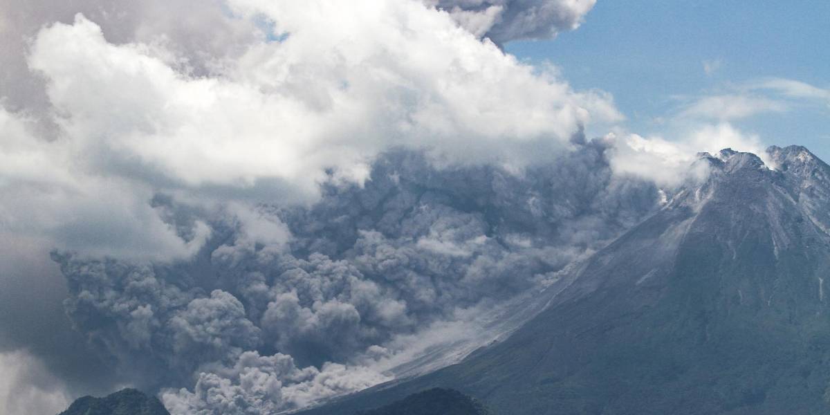 Volcán Merapi, de los más activos del mundo, entra en erupción en Indonesia