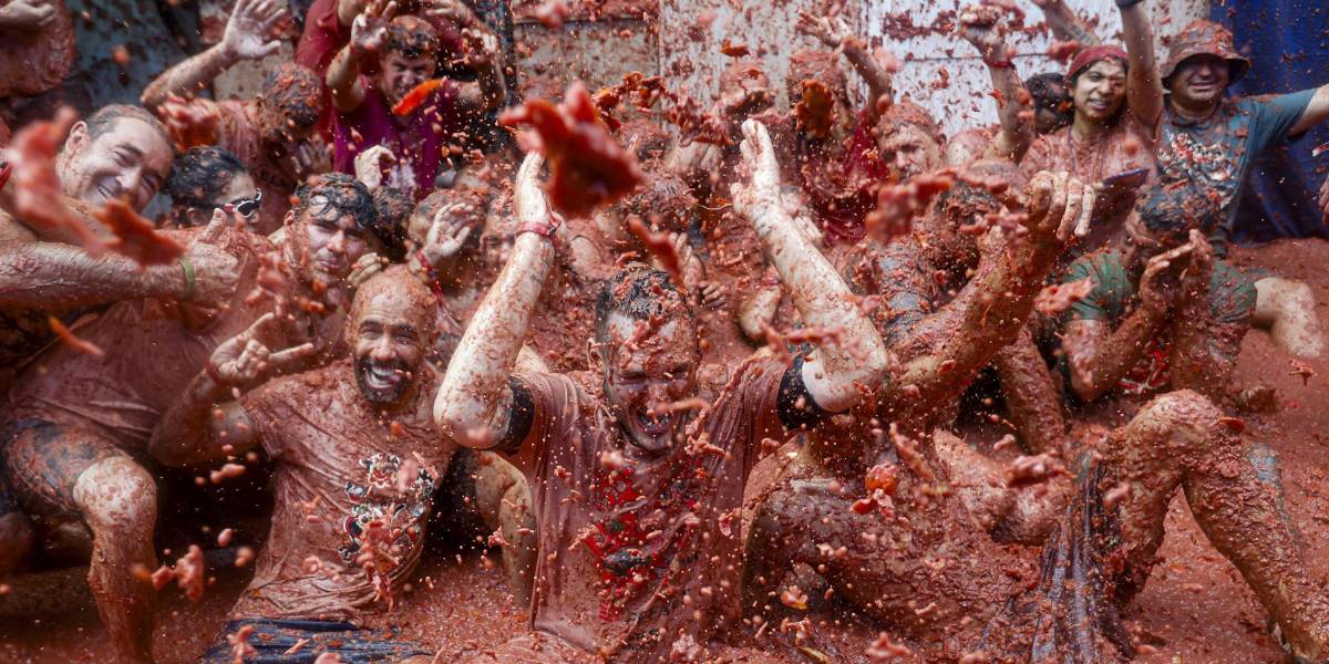 España: Más de 22 mil personas combaten a tomatazos en la popular fiesta de la Tomatina