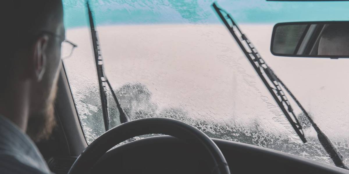 Conducción segura bajo la lluvia: 10 consejos imprescindibles para evitar accidentes