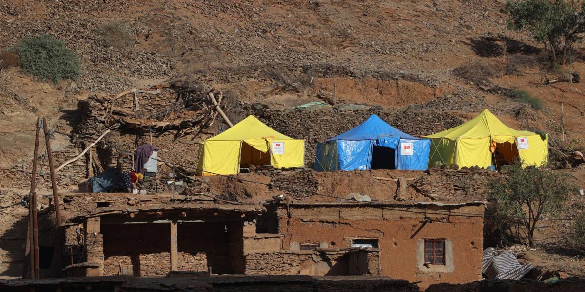Refugiados marroquíes en carpas esperan el retorno a sus hogares