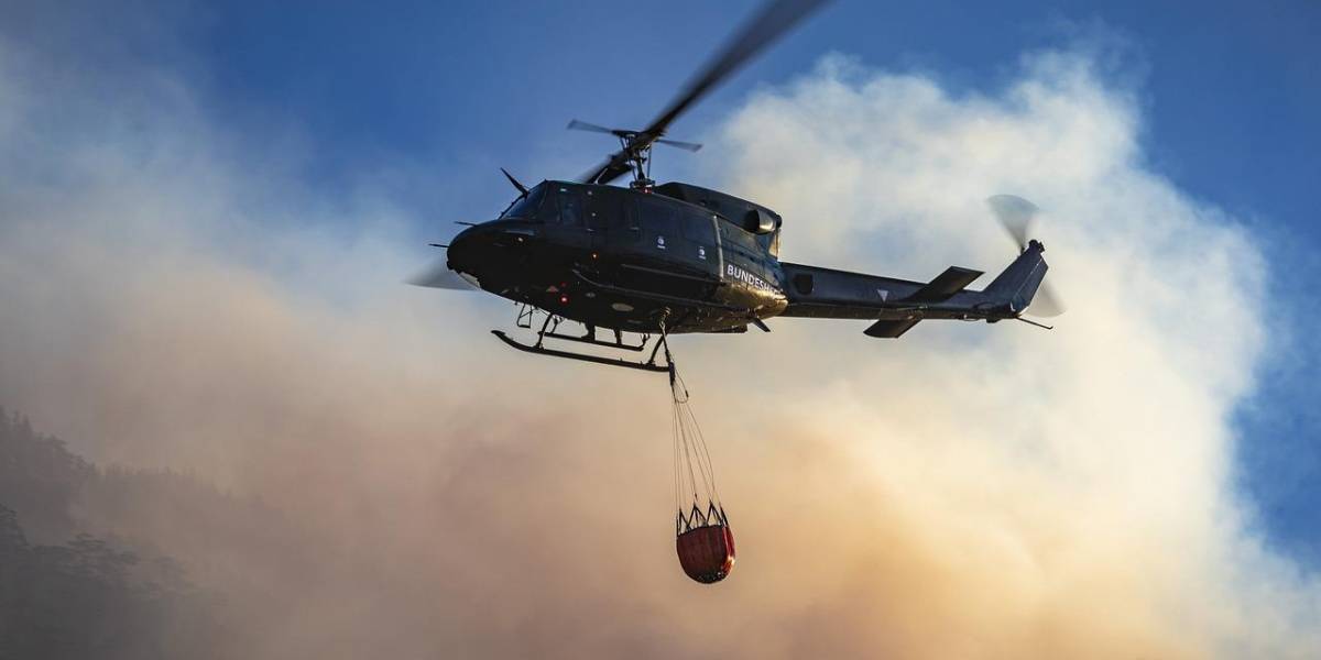 Estados Unidos: dos helicópteros se chocaron durante la extinción de un incendio y dejan tres muertos