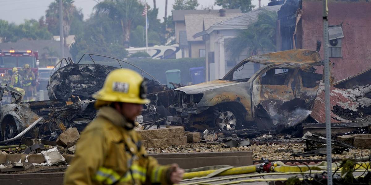 Dos muertos y 2 heridos en choque de avioneta en California