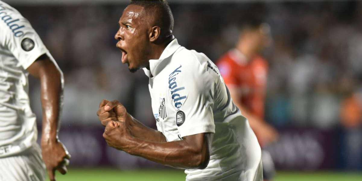 El Santos de Bustos remonta a la U. Católica con goles de Jhojan Julio y el 'Cuco' Angulo