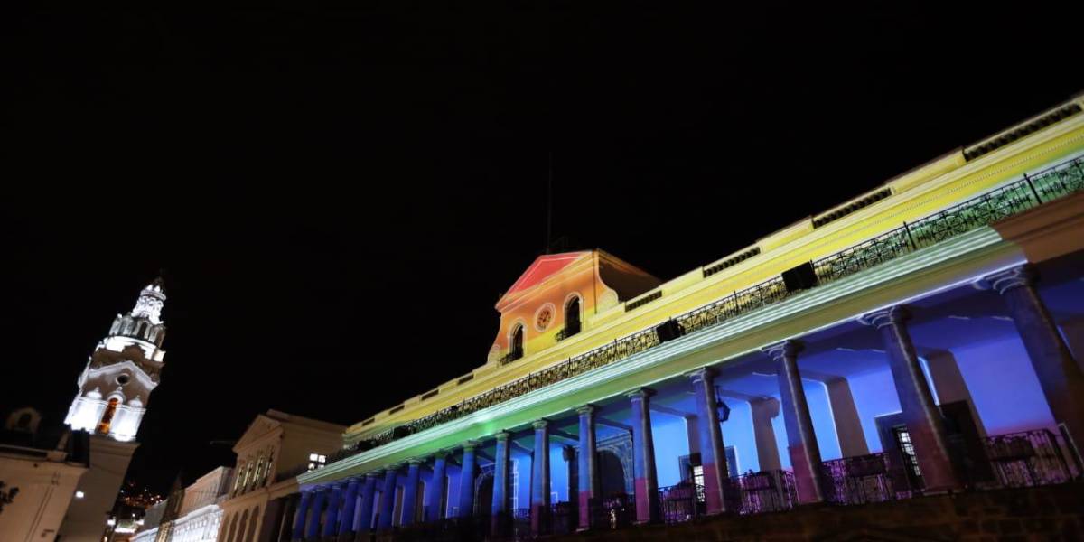 Palacio de Carondelet se ilumina con los colores de la comunidad LGBTIQ+