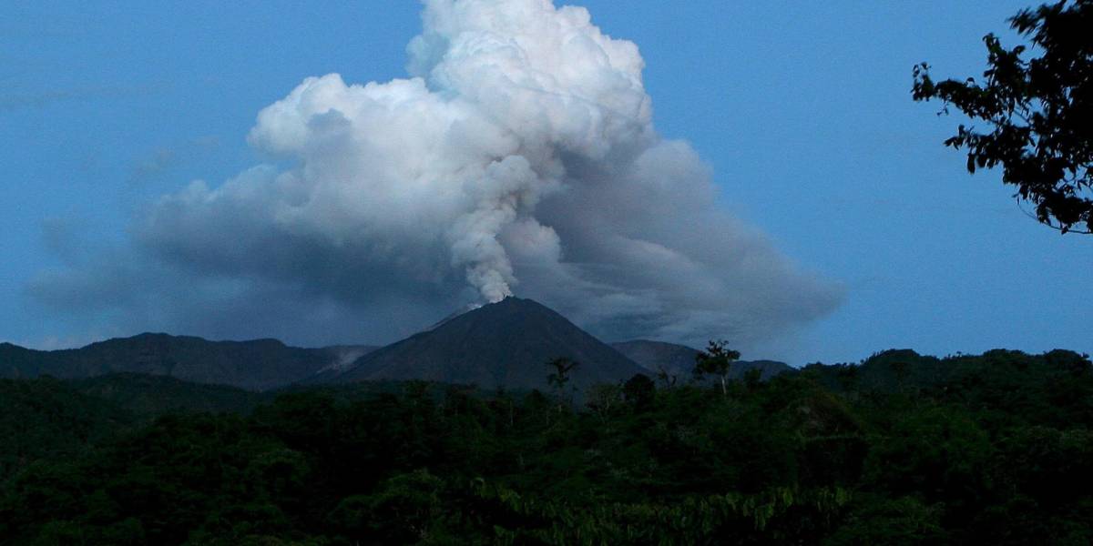 Alerta de caída de ceniza del volcán Reventador