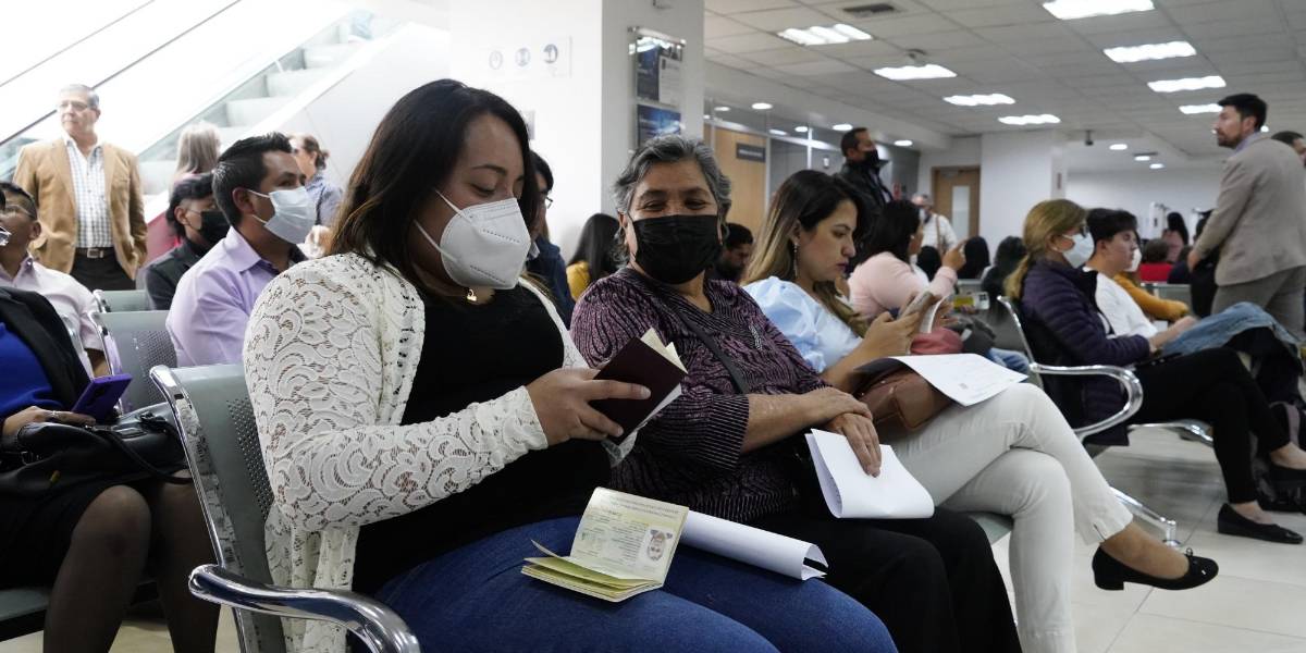 Registro Civil amplia horarios, en cédulas y pasaportes, para superar el atolladero