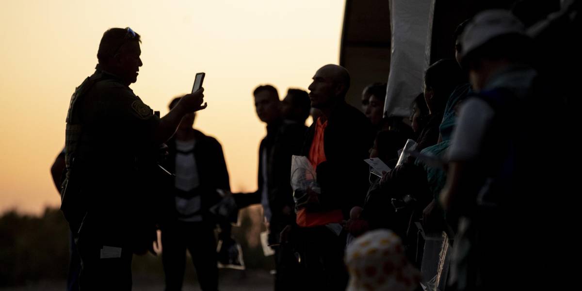 “No arriesgue su vida y sus ahorros de toda la vida solo para que te saquen de Estados Unidos”, advierte el secretario de seguridad de EE.UU.