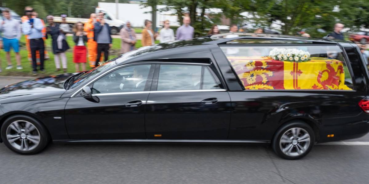 El cortejo fúnebre de Isabel II llega a Edimburgo