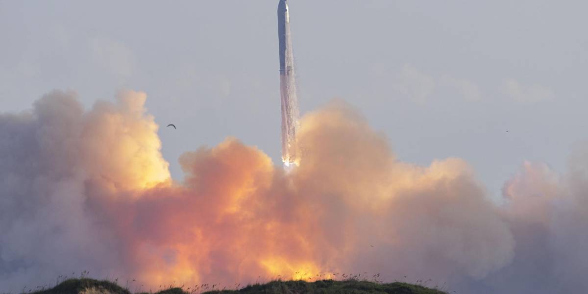 La nave Starship de SpaceX cumple con éxito su décima prueba después de tres fallidas
