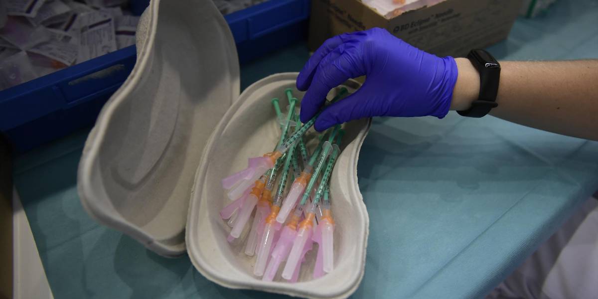 FIFA negocia con Qatar relajar requisito de vacuna para el mundial