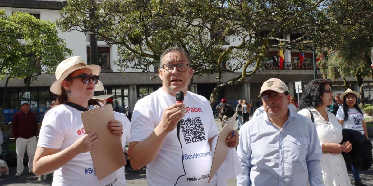 Néstor Marroquín presentó ante el CNE 5 000 firmas para la revocatoria de Pabel Muñoz