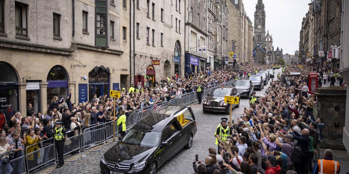 El cortejo fúnebre de la reina Isabel II llega a Edimburgo. EFE/EPA/TOLGA AKMEN