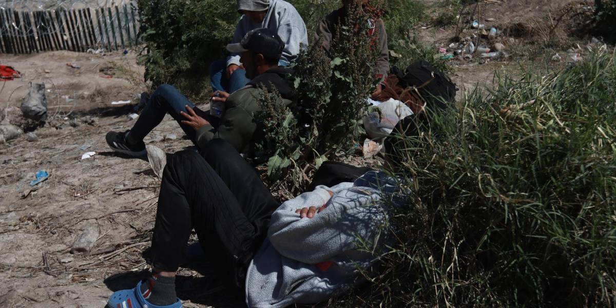 Las autoridades mexicanas descubrieron a 145 migrantes ilegales que viajaban en la caja de un tráiler en Tabasco