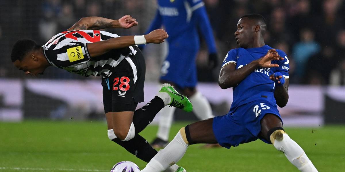 Chelsea se complicó ante el Burnley, que con uno menos empató 2-2