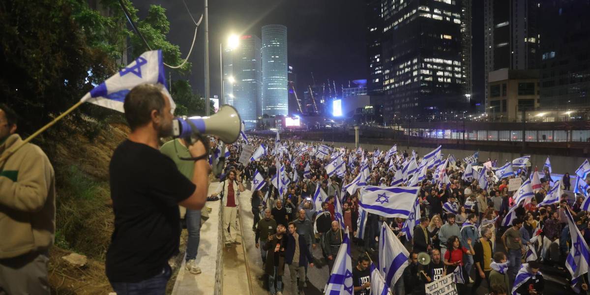 Israel: más de medio millón de personas protesta contra cese del ministro de Defensa