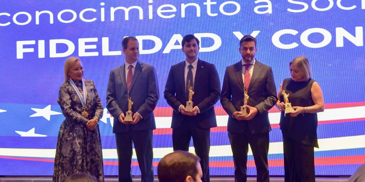 Ecuavisa recibe doble reconocimiento en los 45 años de Amcham