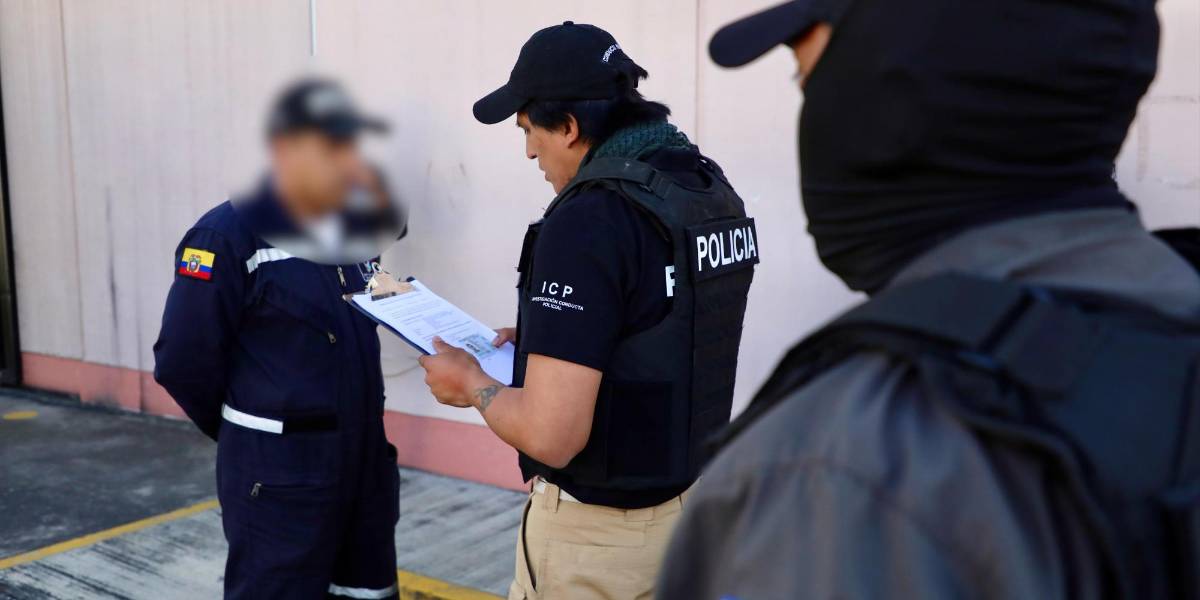 Fusiles a la carta: Policías negociaban armas con bandas narcocriminales hasta por USD 7 500 en Ecuador