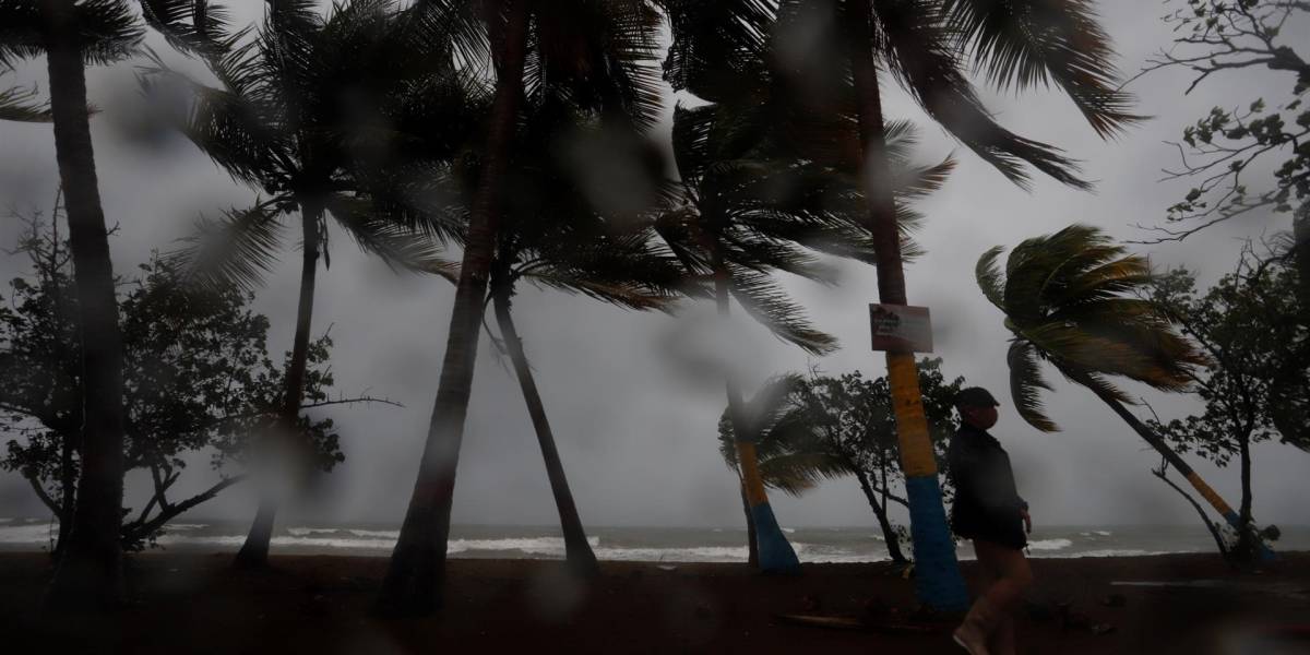 Huracán Fiona toca tierra en Puerto Rico: 3 millones de personas sin luz y se esperan inundaciones catastróficas