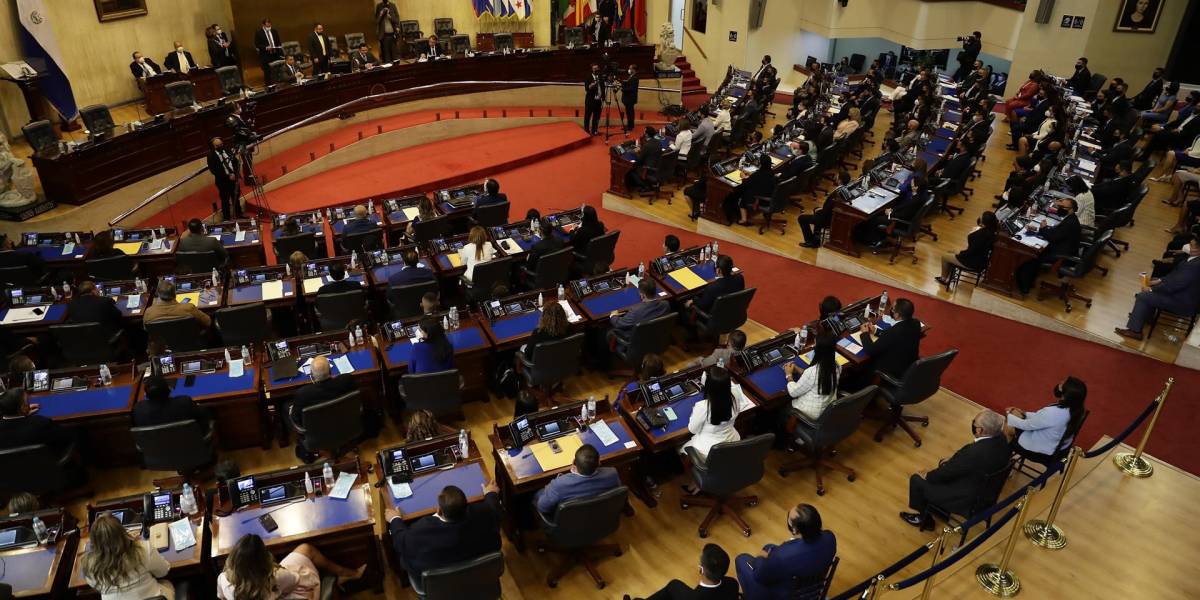Expresidentes piden a la OEA actuar para preservar la democracia salvadoreña