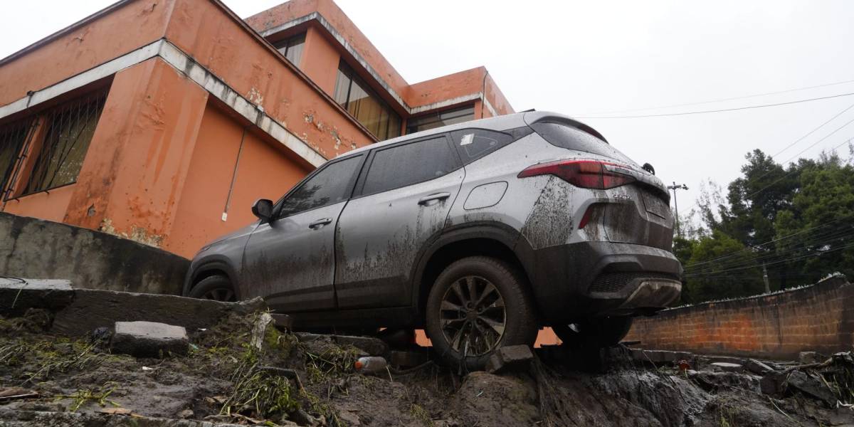 Aluvión en La Gasca | Vehículos quedaron atrapados y dañados por el lodo y el agua; así amaneció la zona