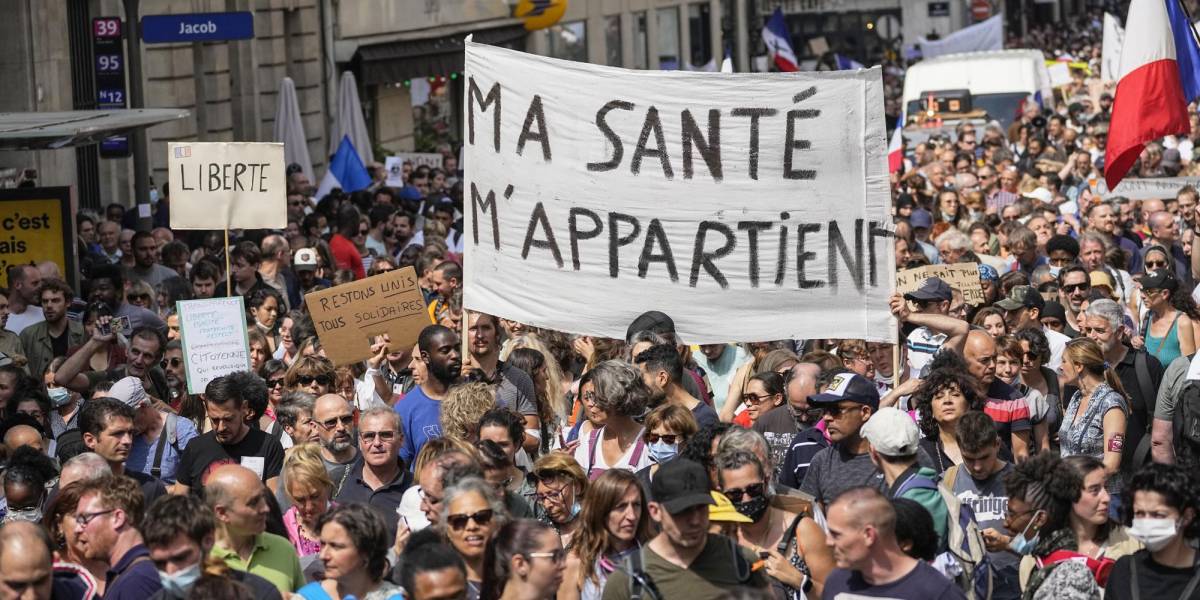 Miles protestan en Francia contra la vacunación anticovid
