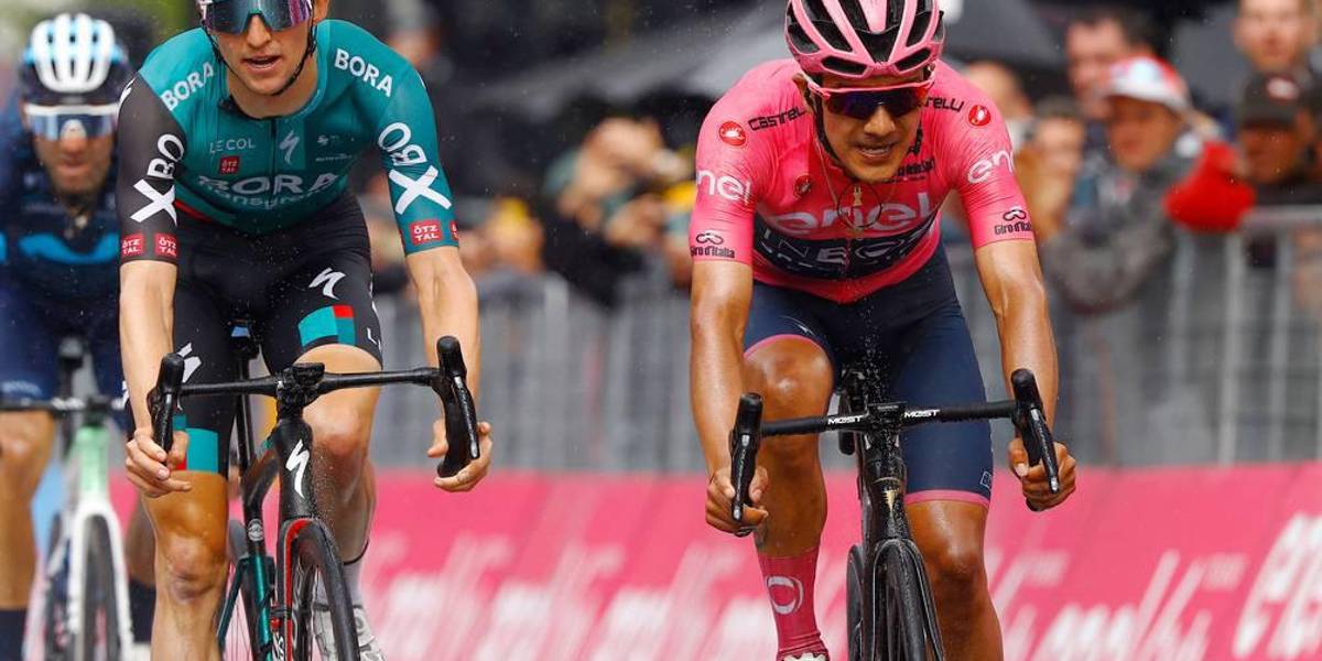 Richard Carapaz mantiene la Maglia Rosa tras disputarse la etapa 17 del Giro de Italia