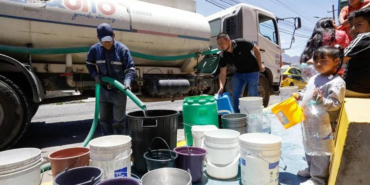 Vecinos denuncian cobros de un dólar para abastecerse de agua en barrios sin servicio