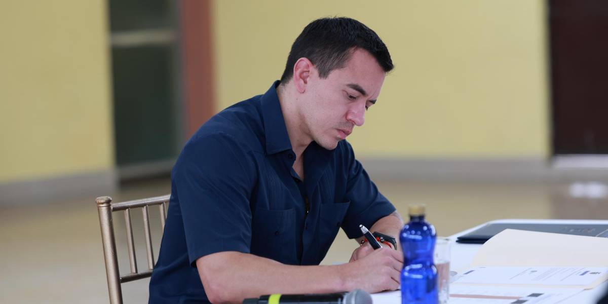 Daniel Noboa hace reformas en compra de seguros privados y vehículos para el sector público