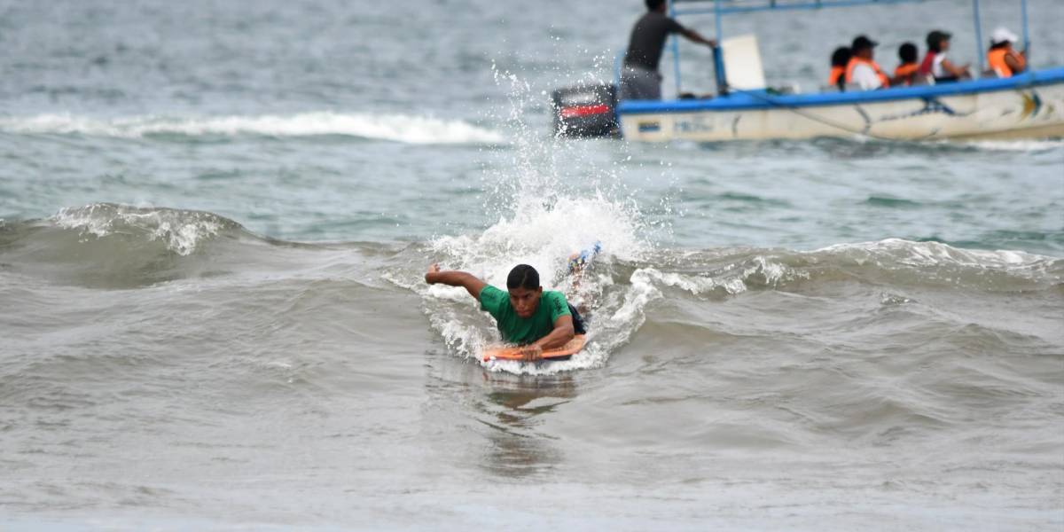 24 playas de Ecuador tendrán bandera roja por el oleaje alto del 28 al 31 de marzo