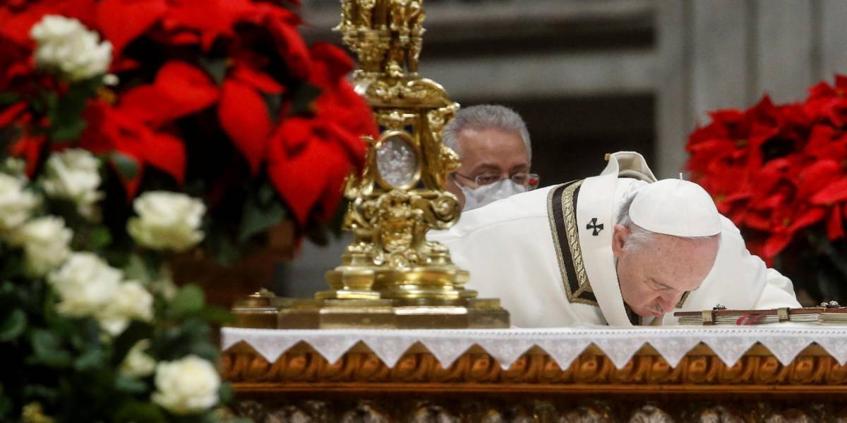 El papa reclama trabajos dignos y seguros en la Misa del Gallo