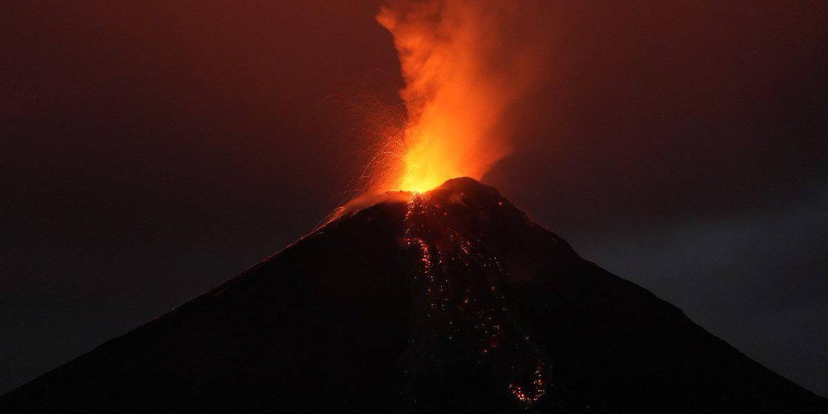 El volcán El Reventador se mantiene en alerta naranja por alta actividad