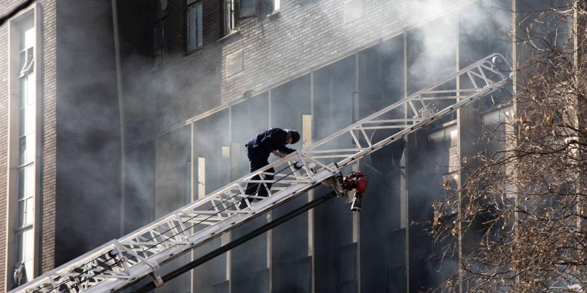 Sudáfrica: el incendio en un edificio deja al menos 73 fallecidos y 52 heridos