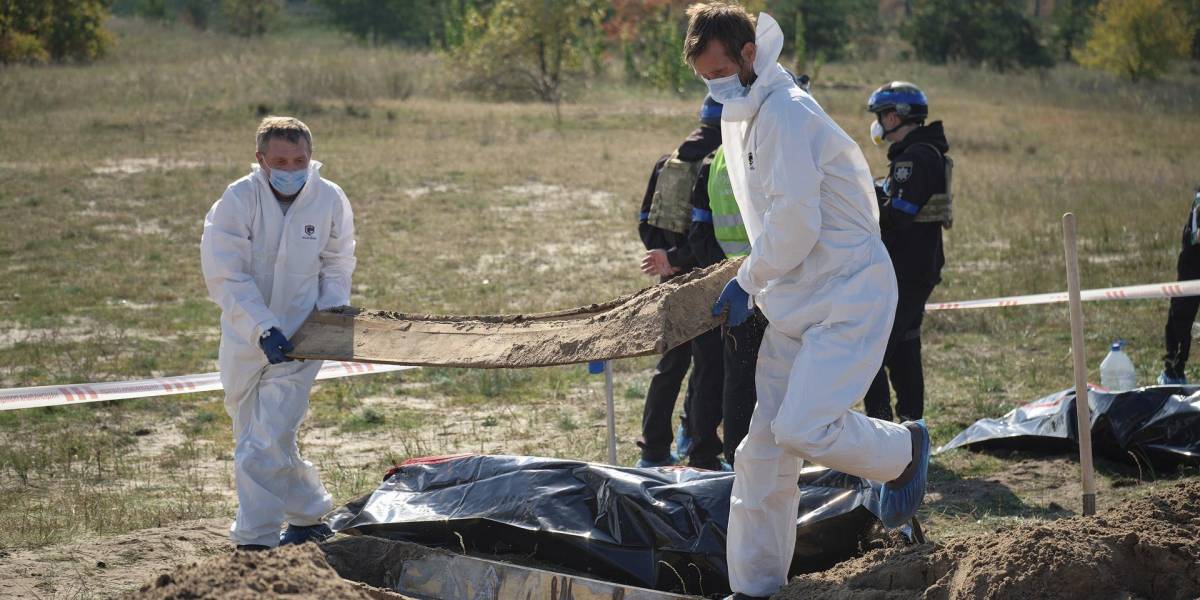 Ucrania: hallan 180 cadáveres en una fosa común en Limán tras ser liberada de rusos