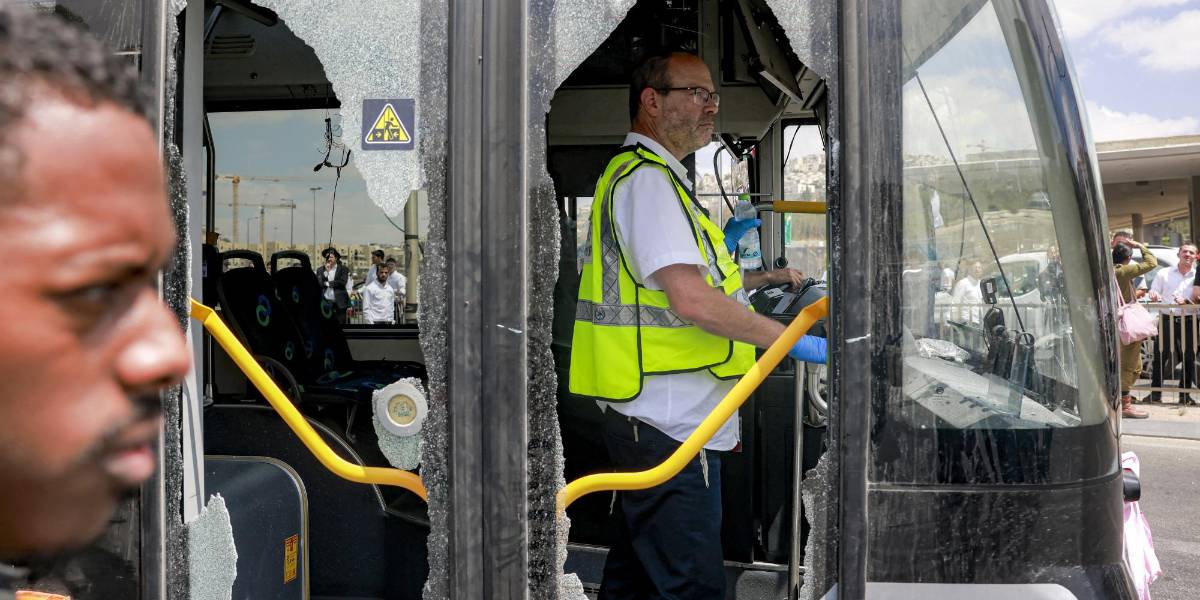 Dos atacantes abrieron fuego en una parada de autobús en Jerusalén; hay seis muertos y una decena de heridos