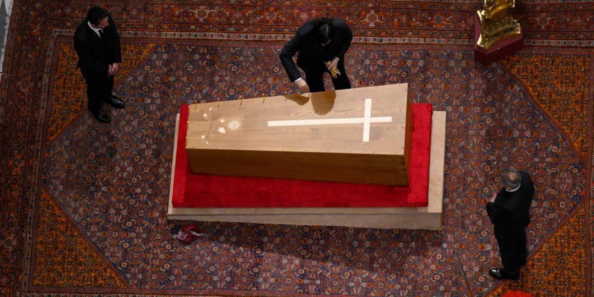 El Vaticano cerró el ataúd del Papa Francisco antes del inicio de su funeral
