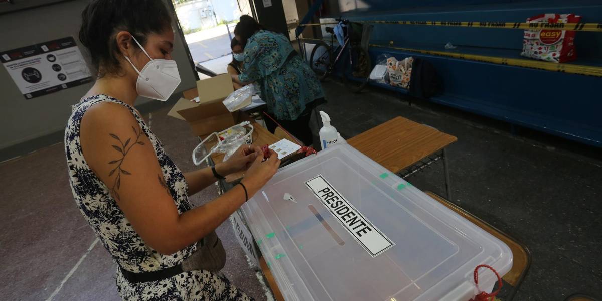 Centros de votación abren en Chile para crucial balotaje entre Boric y Kast