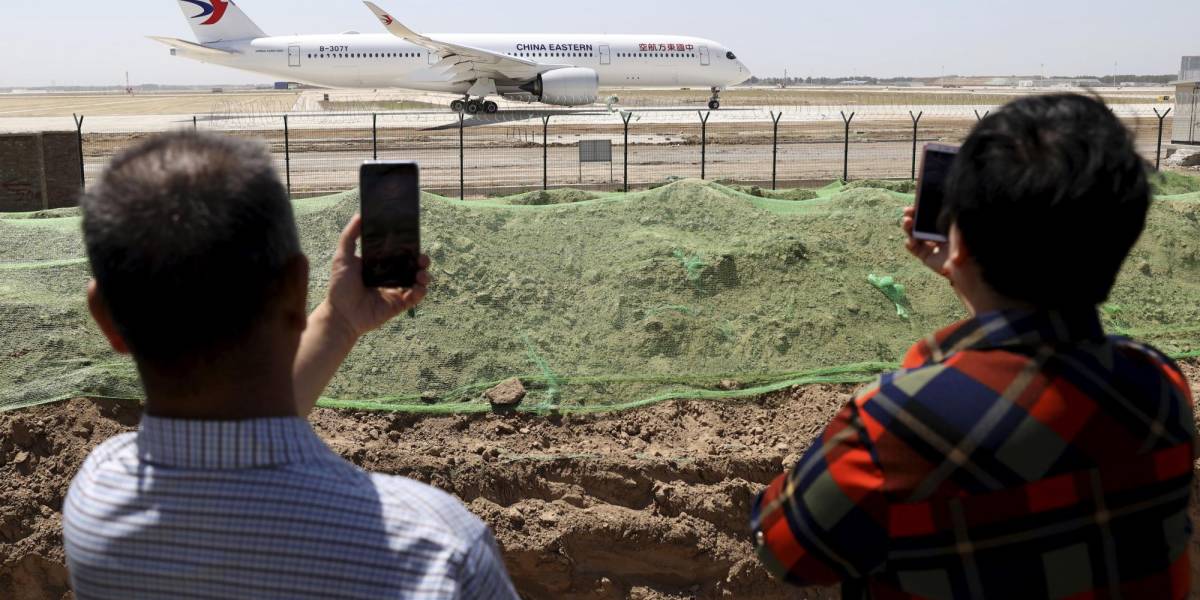Avión con más de 130 personas se estrella en el sur de China
