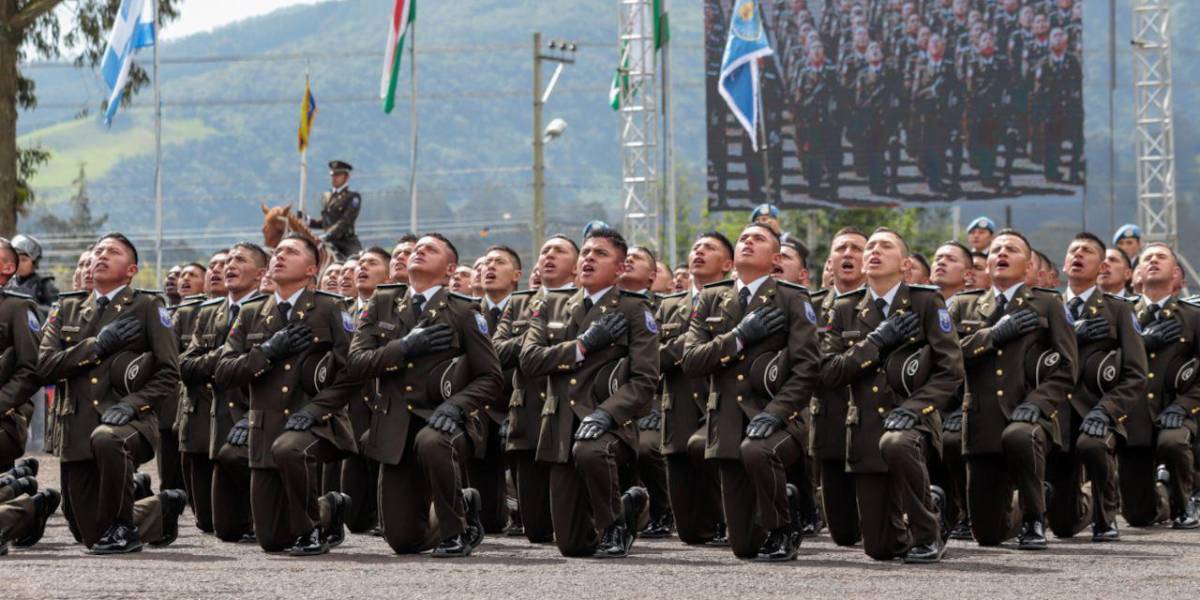 Ecuador integra primeros 338 policías de 30.000 nuevos para frenar el crimen