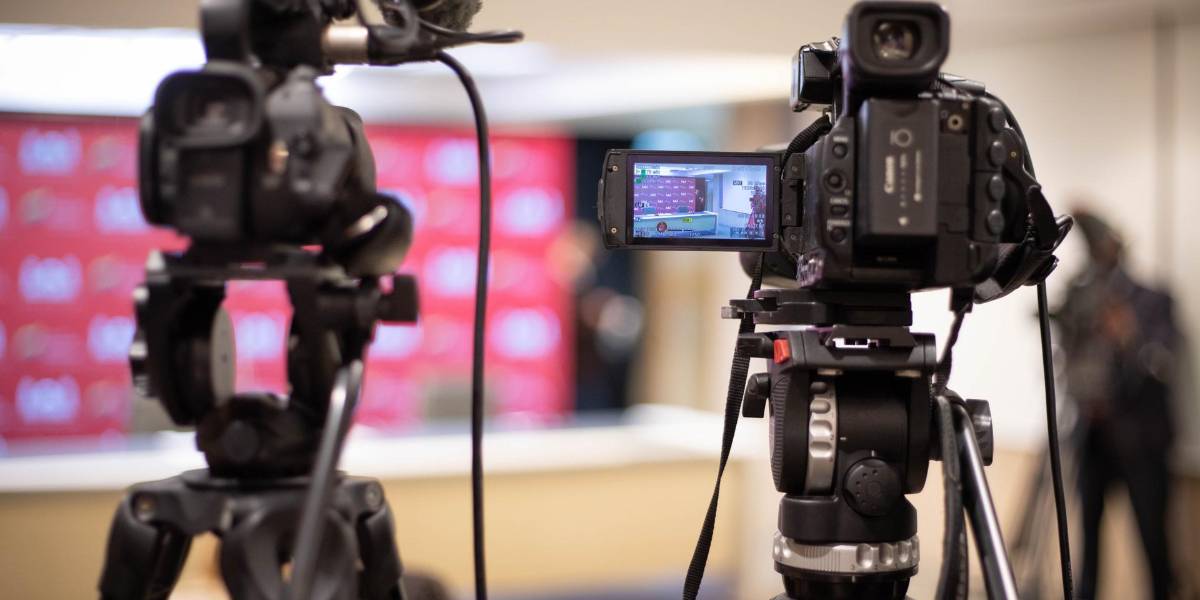 Policías allanan el hogar de una periodista de espectáculos en Venezuela, según el sindicato de prensa