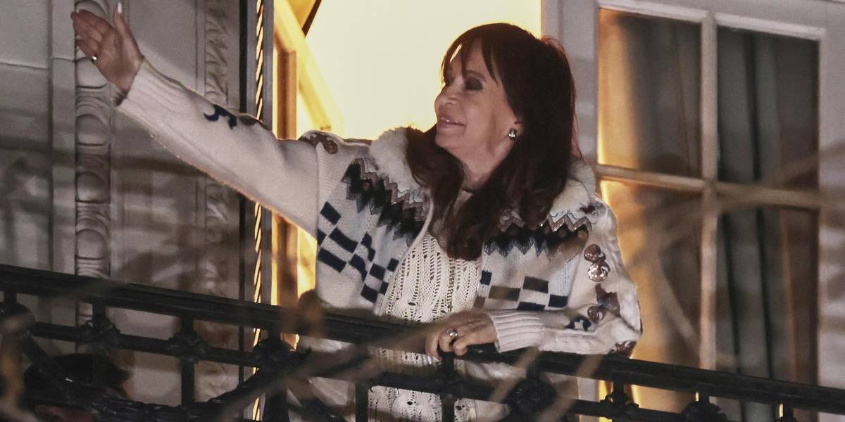Cristina Fernández sale al balcón por primera vez desde que está en prisión domiciliaria