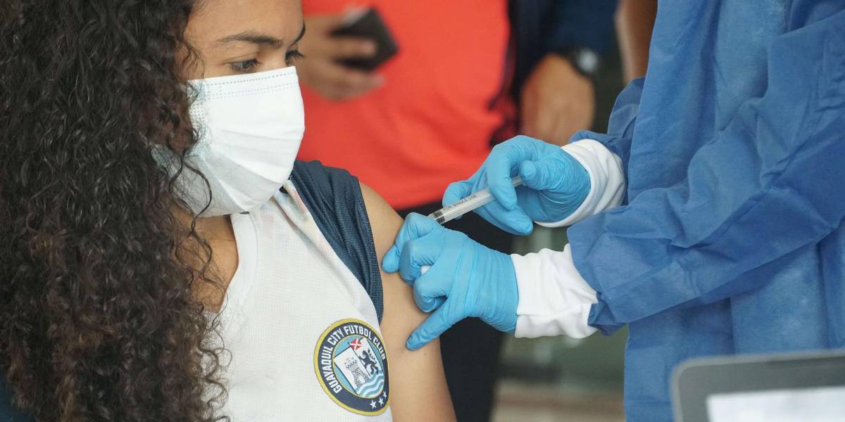 FEF inicia vacunación de jugadores, árbitros y cuerpos técnicos