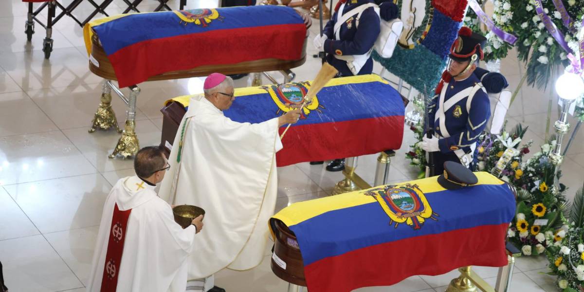 El Ejército despide con una misa solemne y emotiva a los 11 militares asesinados en Orellana