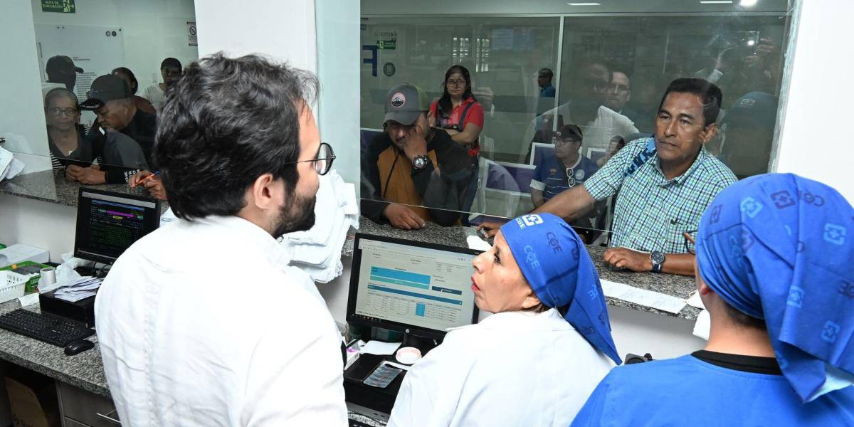 El presidente del IESS despide a médico en Manta por no entregar medicamentos