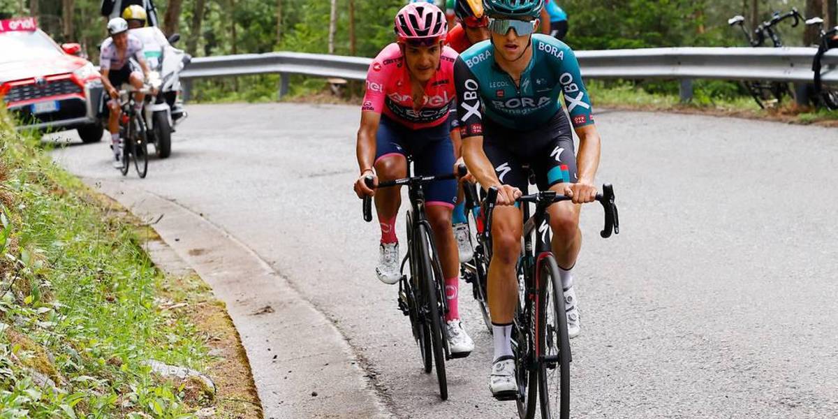 Richard Carapaz pierde la maglia rosa en la etapa 'reina' contra Jai Hindley