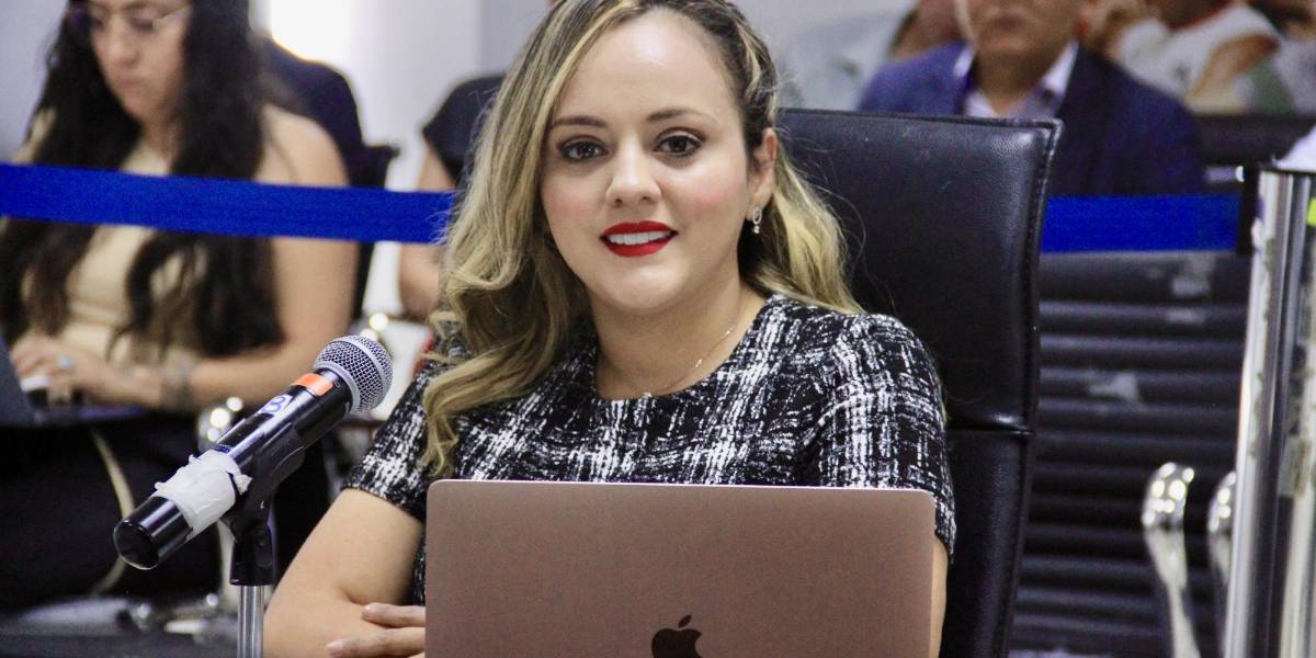 La pugna en el CPCCS sigue; Nicole Bonifaz se enfrenta a Johanna Verdezoto