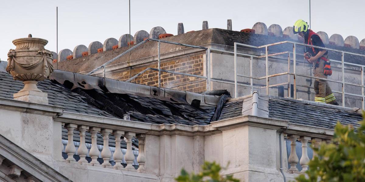 Cien bomberos se enfrentaron a un incendio en un edificio histórico de Londres